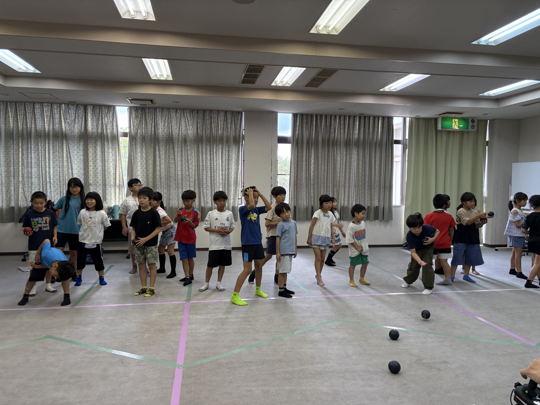 ボッチャを体験する子どもたち