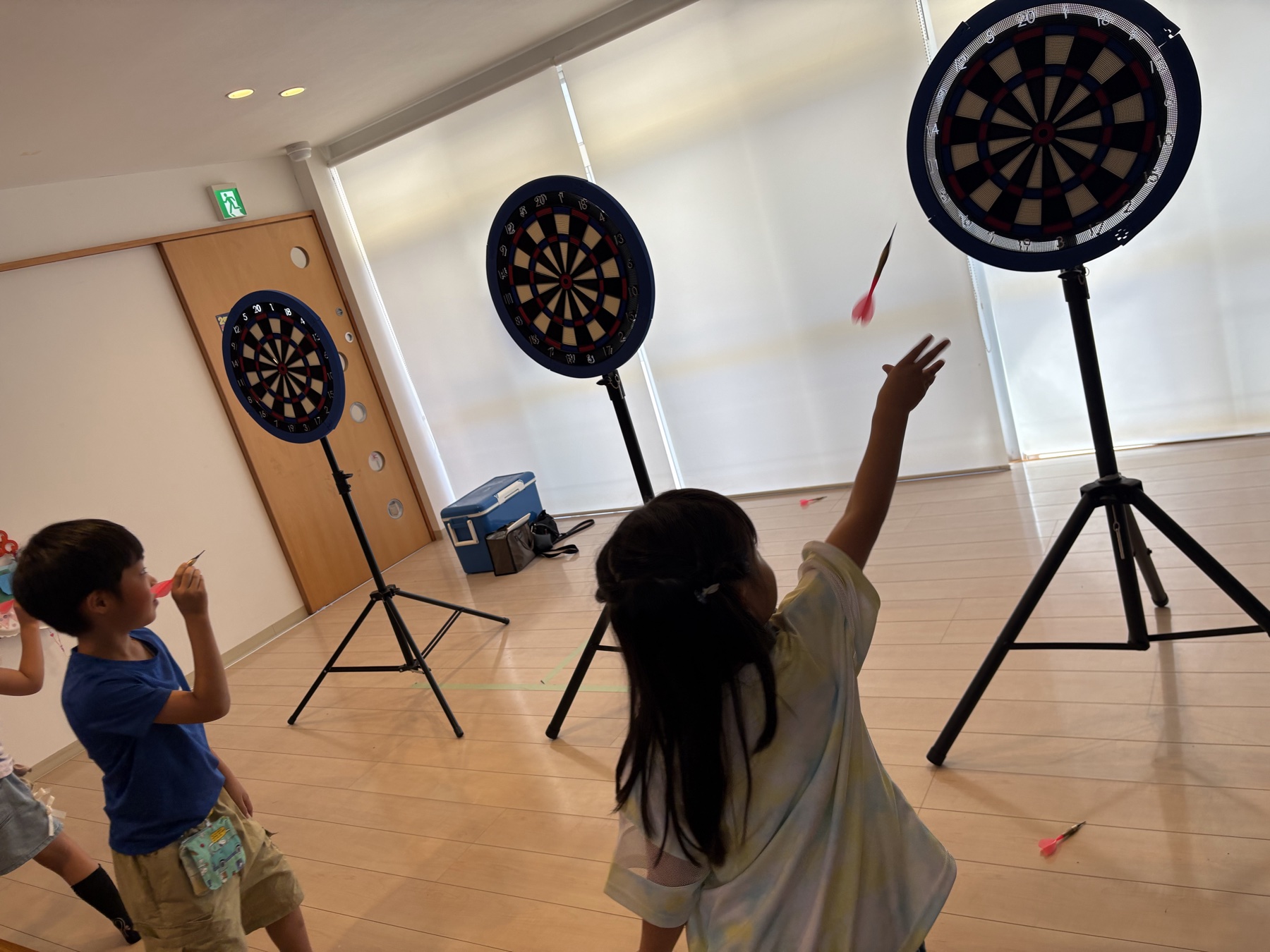 プロ選手に教わり、ダーツに挑戦する子どもたち