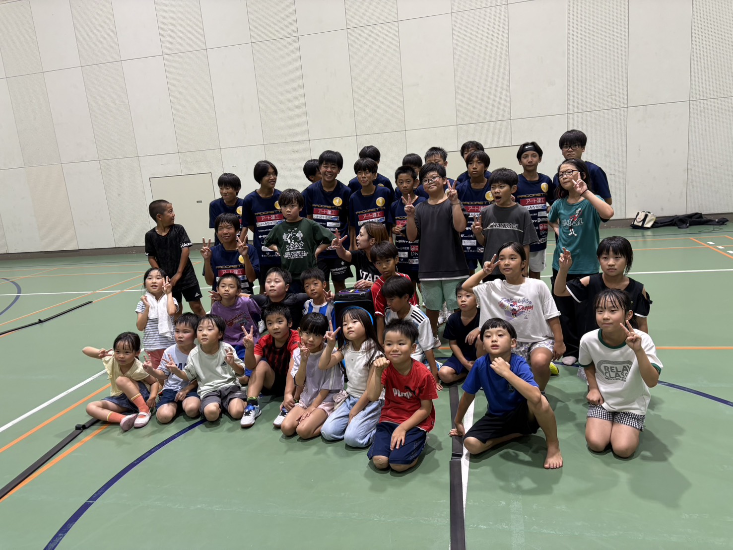 体育館でスポーツの交流を楽しんだ子どもたちの集合写真