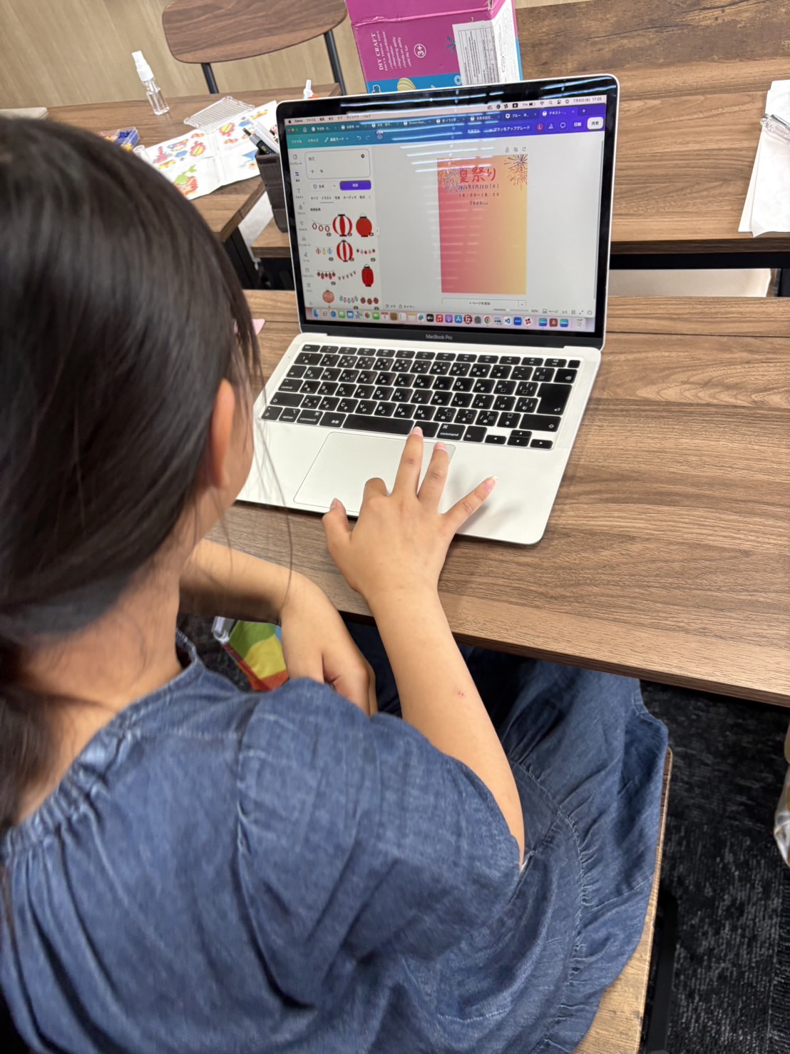 パソコンでチラシの制作に取り組む子ども