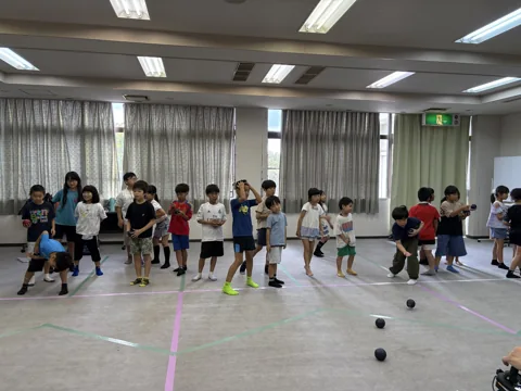 友だちとボール遊びを楽しむ子どもたち