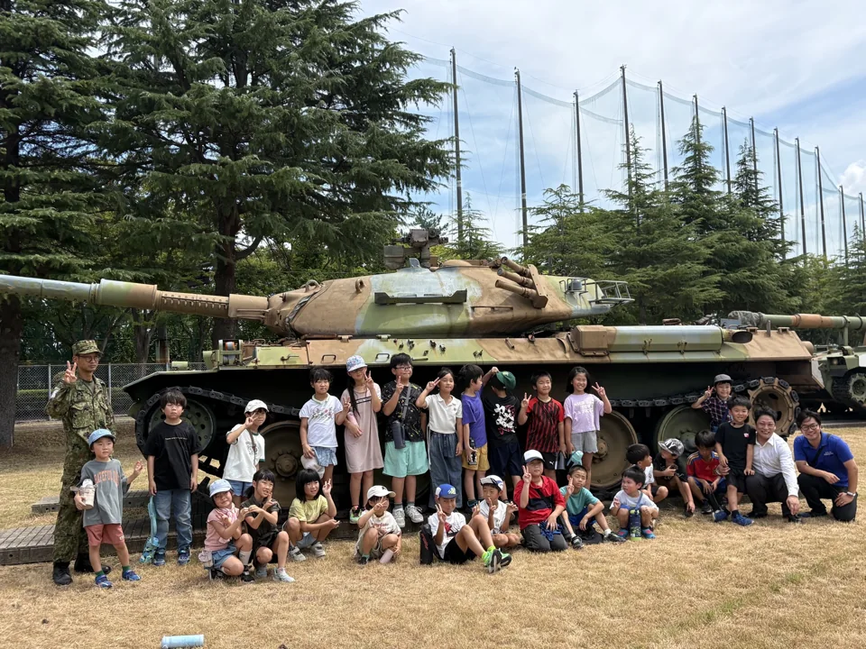 陸上自衛隊の駐屯地見学で、展示車両の前に集まる子どもたち