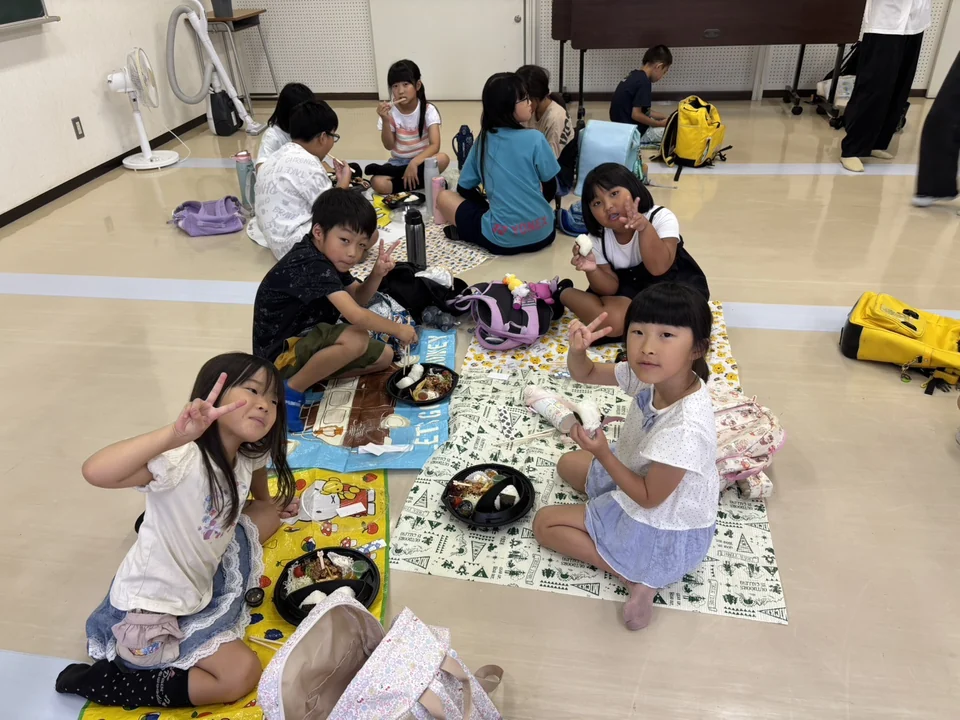 友だちと輪になって、お昼ごはんを楽しむLinkの子どもたち