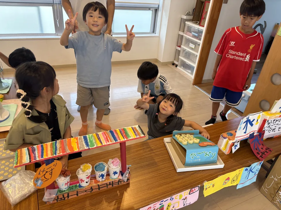 自分たちの看板や商品を並べて、お店を開く子どもたち