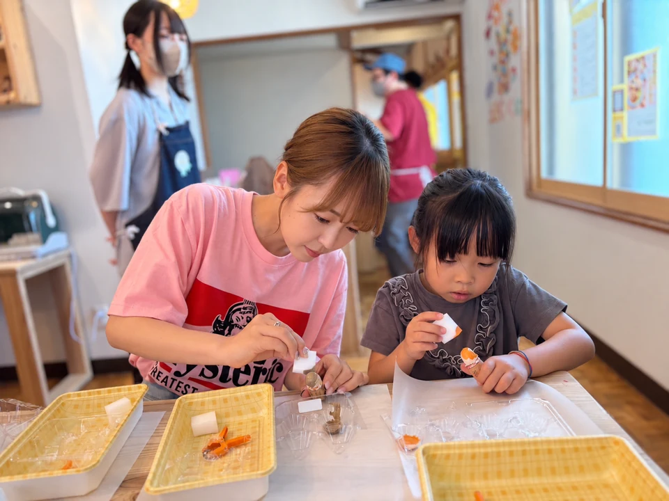 スタッフと一緒にものづくりを楽しむ子ども