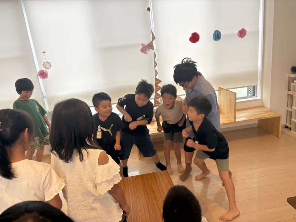 室内で輪になり、笑顔を見せるLinkの子どもたち