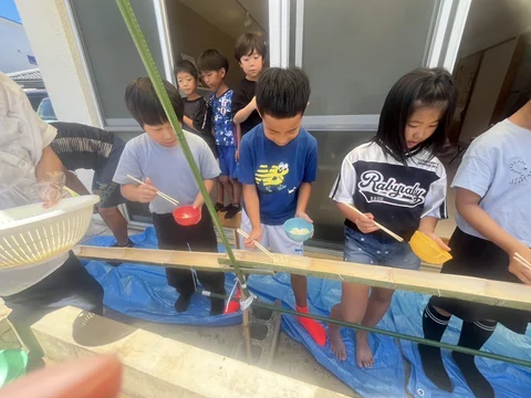 流しそうめんを楽しむLinkの子どもたち
